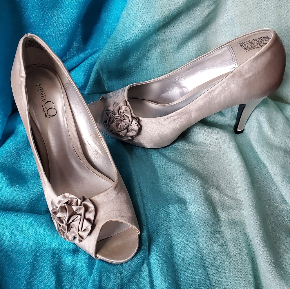 NINE WEST NEW SILVER SATIN OPEN TOE PUMPS